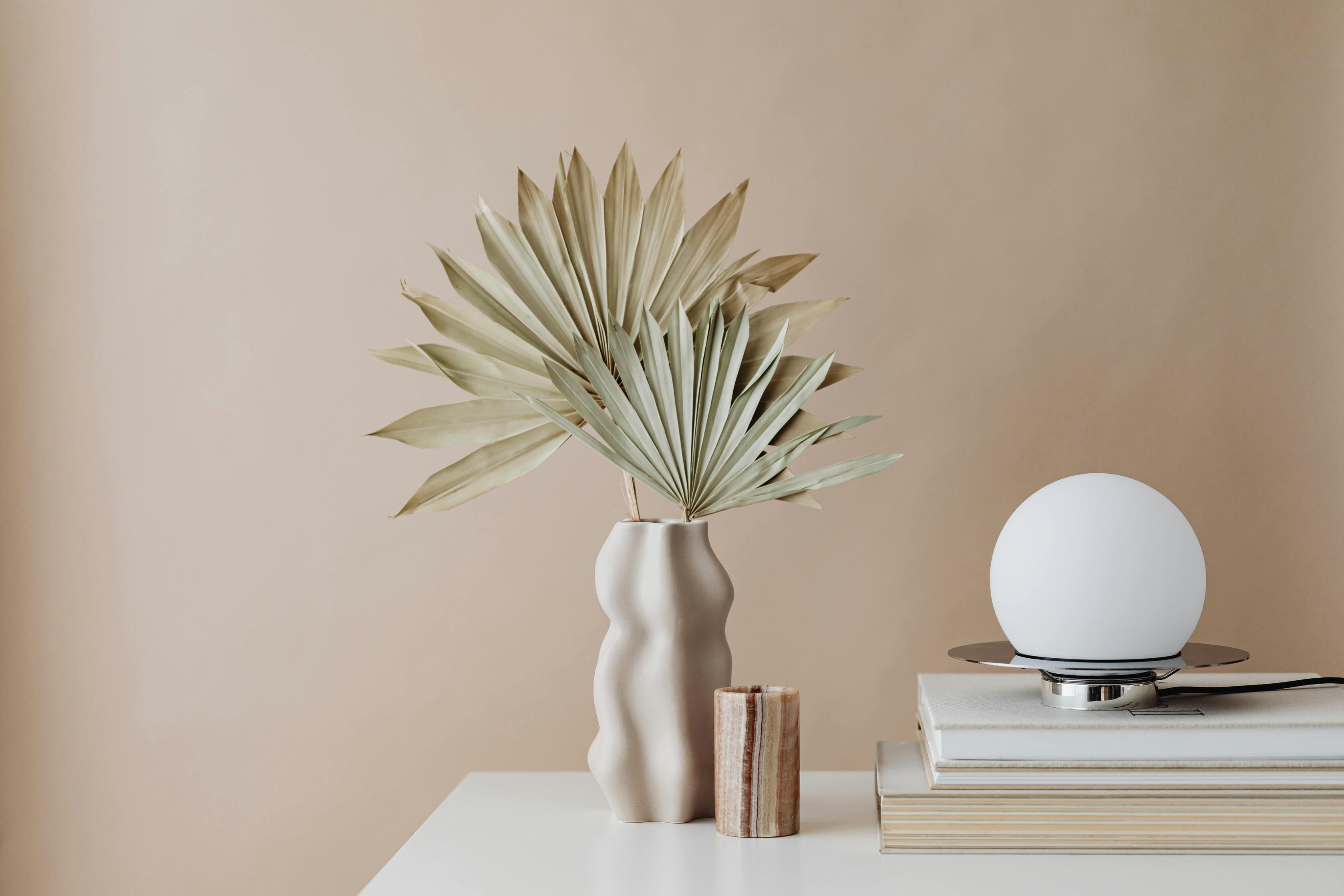 Salon-beige-L-art-du-design-et-des-luminaires-pour-un-intérieur-premium
