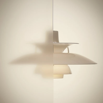PH 5 Ø320 Opal beige allumée projetant son ombre sur le mur