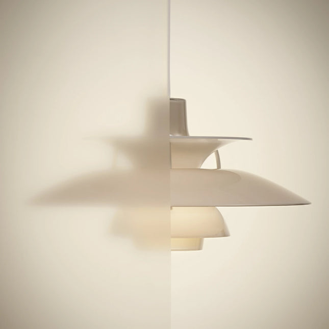 PH 5 Ø320 Opal beige allumée projetant son ombre sur le mur