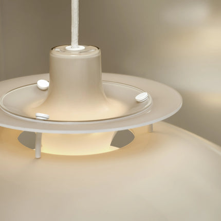 Détail de l’abat-jour supérieur de la PH 5 Ø320 Opal beige