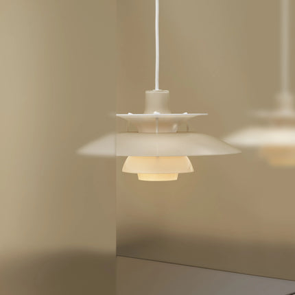 Suspension PH 5 Ø320 Opal beige dans un intérieur monochrome