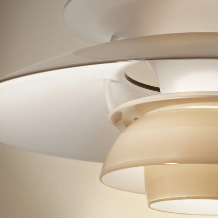 Détail des abat-jours superposés de la PH 5 Ø320 beige