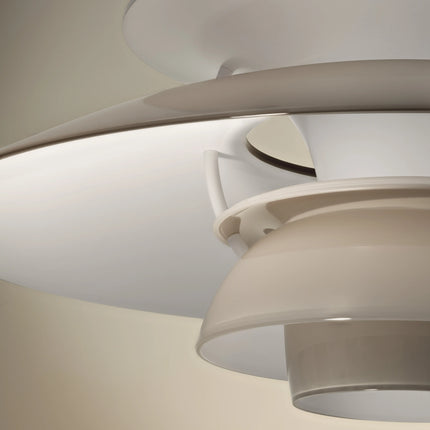Détail inférieur des abat-jours de la PH 5 Ø320 Opal beige
