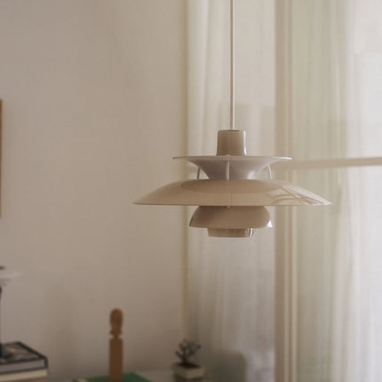 PH 5 Ø320 Opal beige éteinte devant un voilage clair