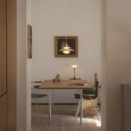 PH 5 Ø320 Opal beige installée au-dessus d’une table dans un bureau