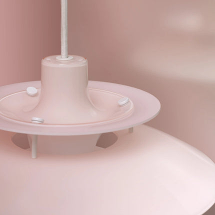 Détail du câble et de l’abat-jour supérieur de la PH 5 Ø320 rose pâle