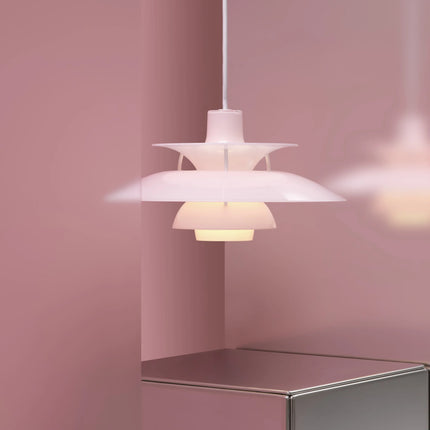 PH 5 Ø320 Opal rose pâle allumée devant un mur rose