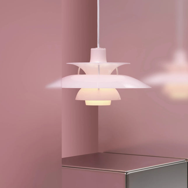 PH 5 Ø320 Opal rose pâle allumée devant un mur rose