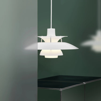 Suspension PH 5 Ø320 Opal blanc devant un mur vert profond