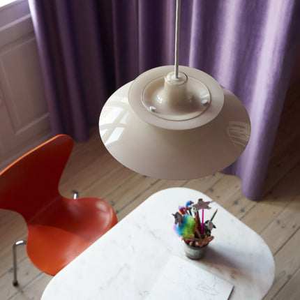 PH 5 Ø320 Opal beige au-dessus d’une table en marbre