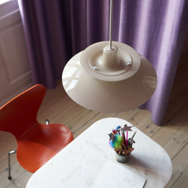 PH 5 Ø320 Opal beige au-dessus d’une table en marbre