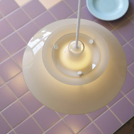 PH 5 Ø320 Opal beige vue du dessus au-dessus d’une table carrelée