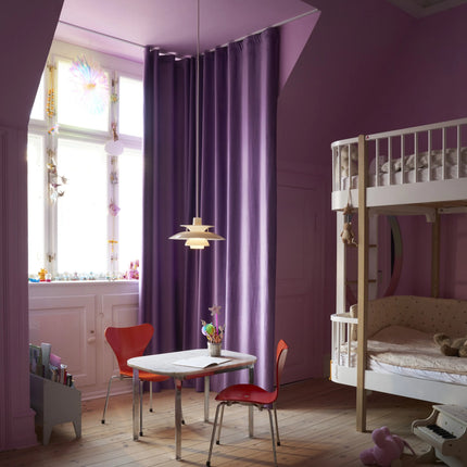 Suspension PH 5 Ø320 Opal beige dans une chambre aux tons violets