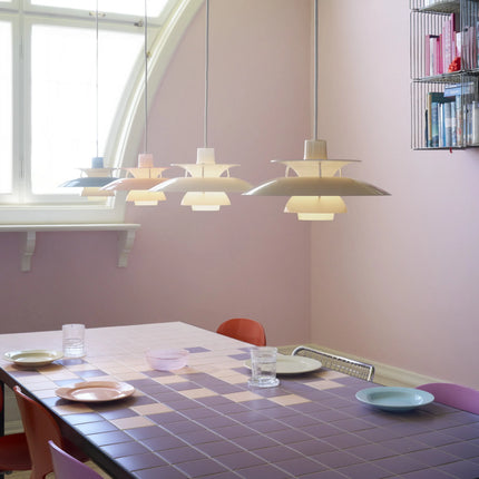 Suspensions PH 5 Ø320 Opal bleu pâle et blanc dans une salle à manger