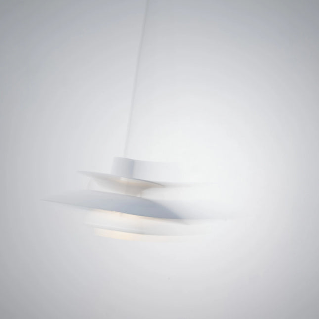 Suspension PH 5 Ø320 Opal bleu pâle en mouvement – vue artistique