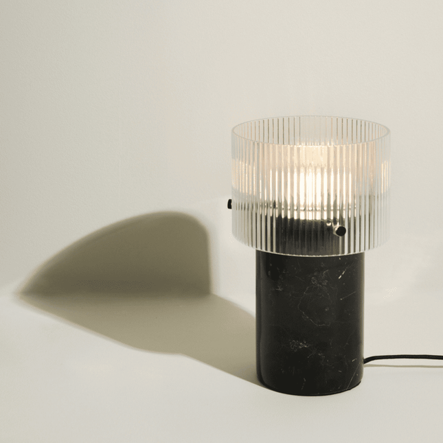 Petite lampe de chevet en marbre noir - REVOLVE