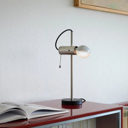 Agnoli 251 Oluce en situation sur un bureau