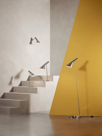 Lampadaire AJ Louis Poulsen, acier inoxydable poli : collection escalier mur jaune