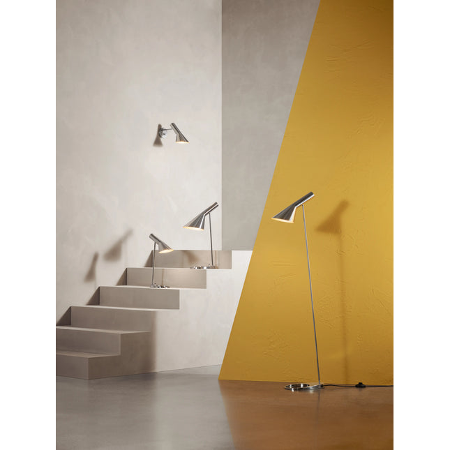 Lampadaire AJ Louis Poulsen, acier inoxydable poli : collection escalier mur jaune