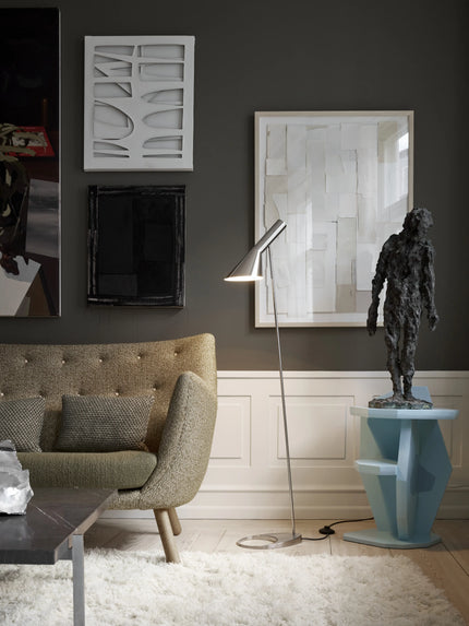 Lampadaire AJ Louis Poulsen, acier inoxydable poli : salon darling allume