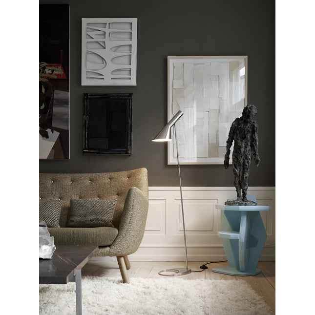 Lampadaire AJ Louis Poulsen, acier inoxydable poli : salon darling allume