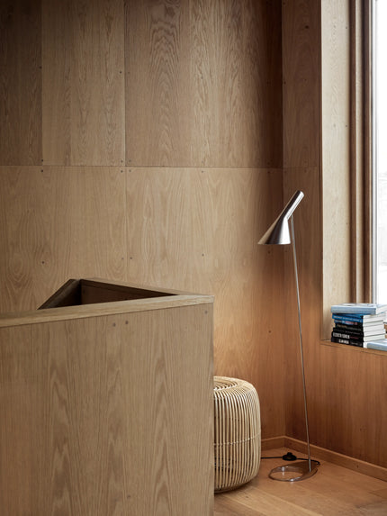 Lampadaire AJ Louis Poulsen en acier inoxydable poli — interieur aarhus
