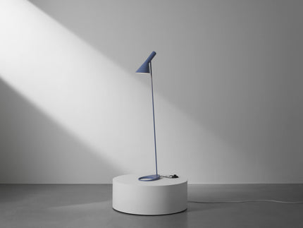 Lampadaire AJ Louis Poulsen, bleu grisã© : presentation sur podium