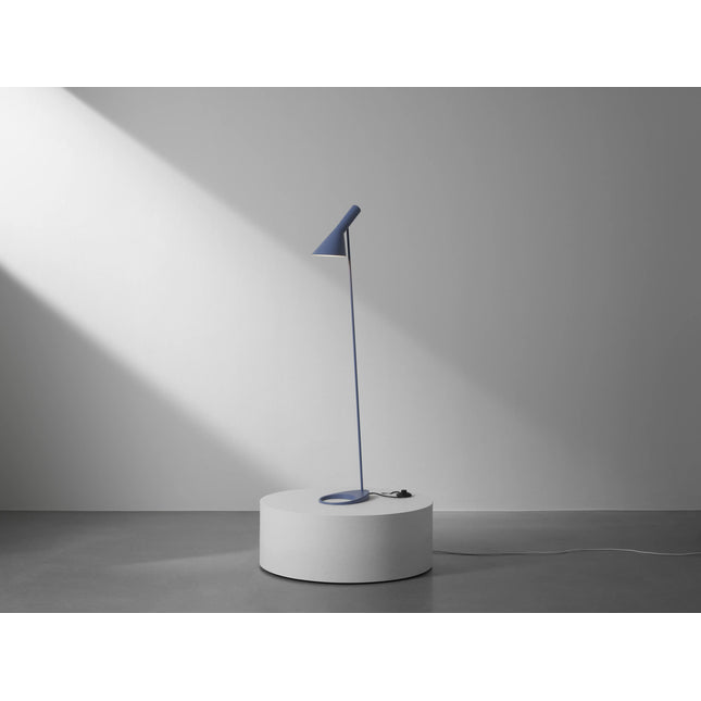 Lampadaire AJ Louis Poulsen, bleu grisã© : presentation sur podium