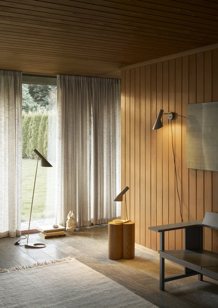 Lampadaire AJ Louis Poulsen, laiton et gris chaud : collection vedbaek allumee