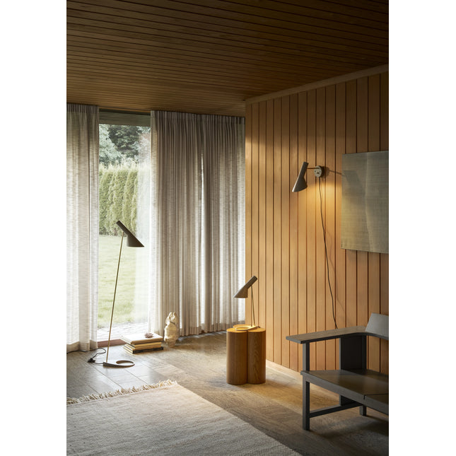 Lampadaire AJ Louis Poulsen, laiton et gris chaud : collection vedbaek allumee