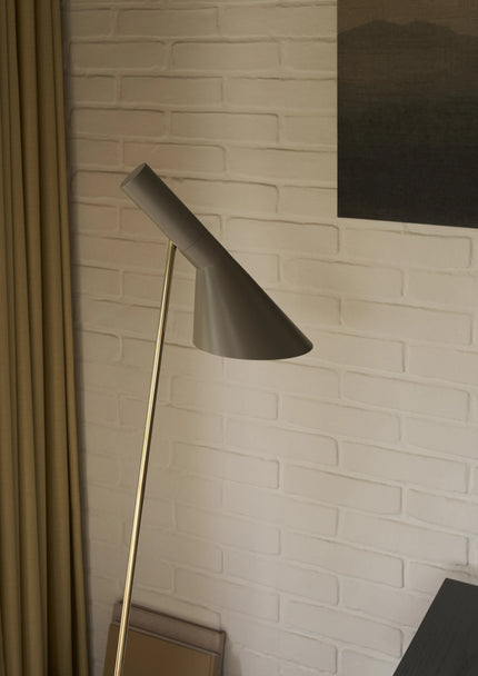 Lampadaire AJ Louis Poulsen, laiton et gris chaud : detail abat jour vedbaek