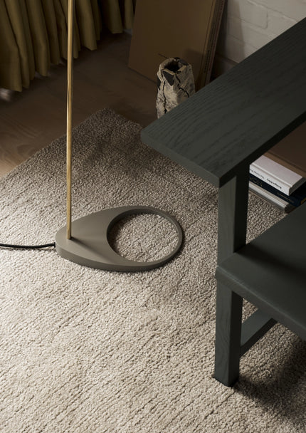 Lampadaire AJ Louis Poulsen, laiton et gris chaud : detail socle vedbaek