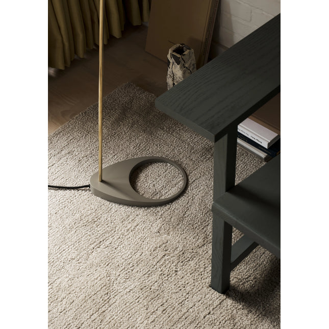 Lampadaire AJ Louis Poulsen, laiton et gris chaud : detail socle vedbaek