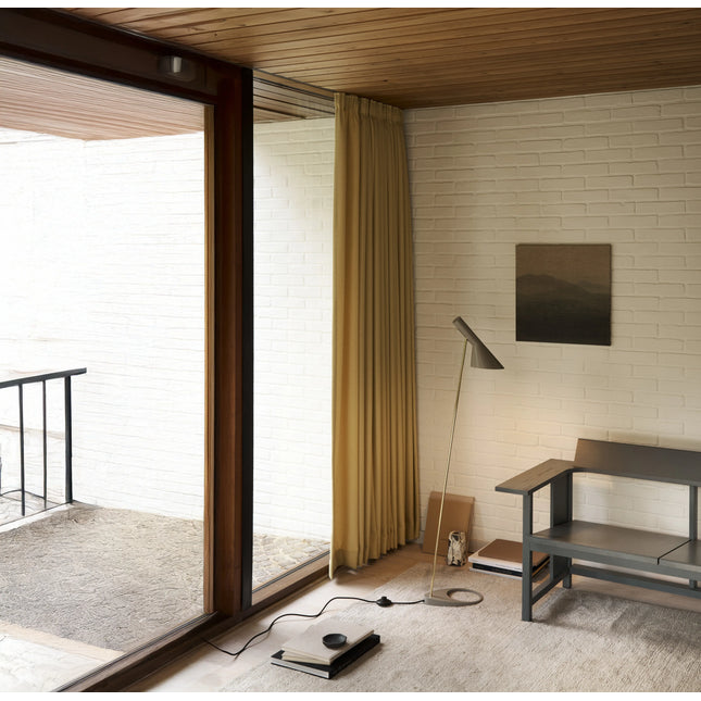 Lampadaire AJ Louis Poulsen, laiton et gris chaud : salon vedbaek vue large