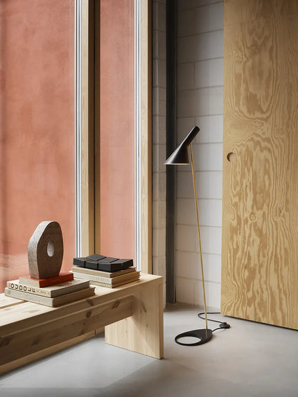 Lampadaire AJ Louis Poulsen, laiton et noir : interieur gurre