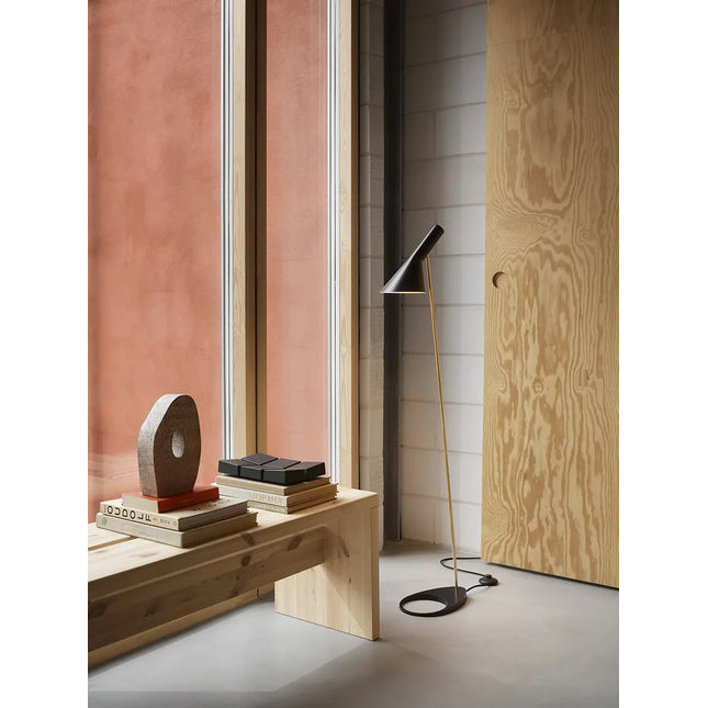 Lampadaire AJ Louis Poulsen, laiton et noir : interieur gurre