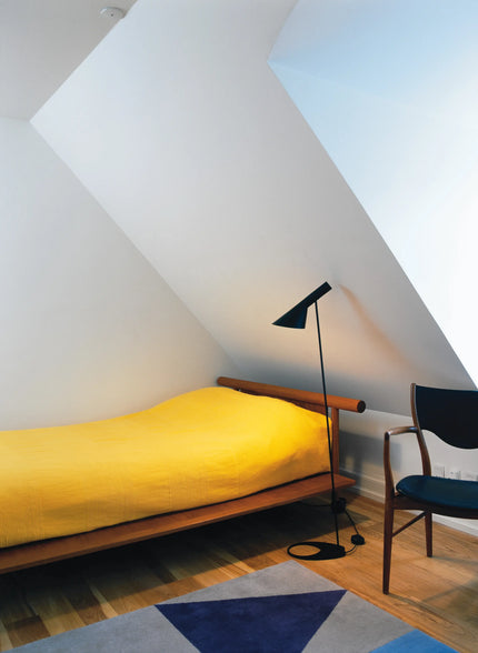 Lampadaire AJ Louis Poulsen, noir : banquette jaune loevenborg