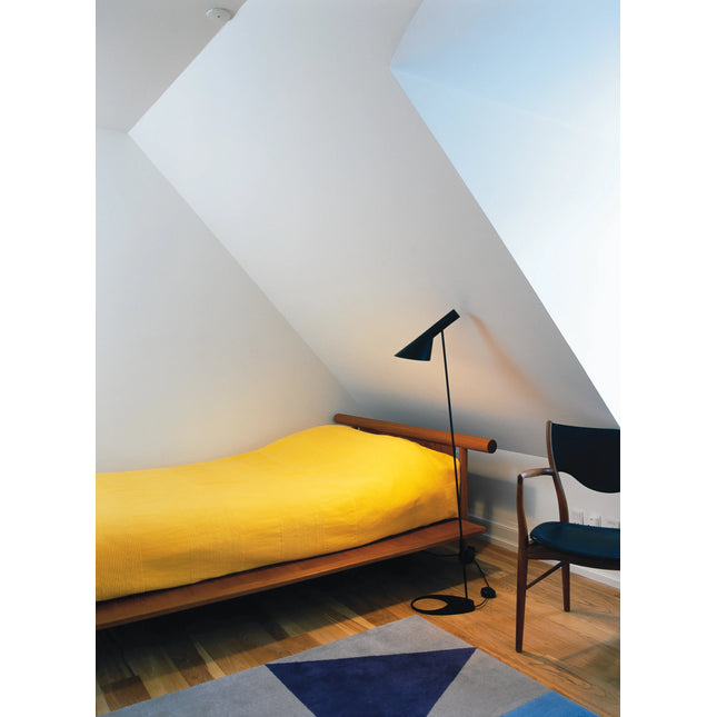 Lampadaire AJ Louis Poulsen, noir : banquette jaune loevenborg