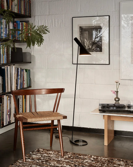 Lampadaire AJ Louis Poulsen, noir : coin lecture bibliotheque