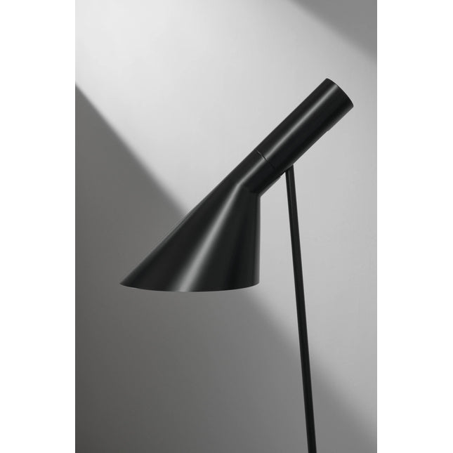 Lampadaire AJ Louis Poulsen, noir : detail abat jour studio