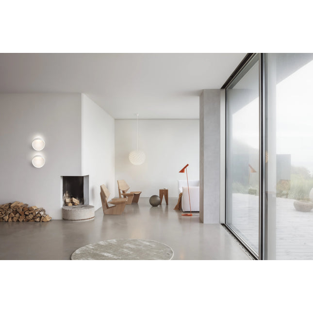 Lampadaire AJ Louis Poulsen, orange vif : salon contemporain