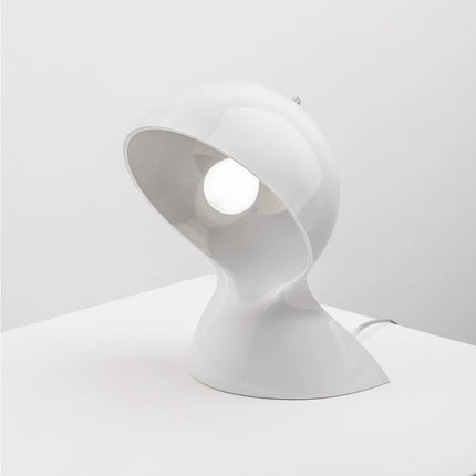 Lampe à poser Dalù d’Artemide, coque blanche en polycarbonate et ampoule visible, vue de trois quarts