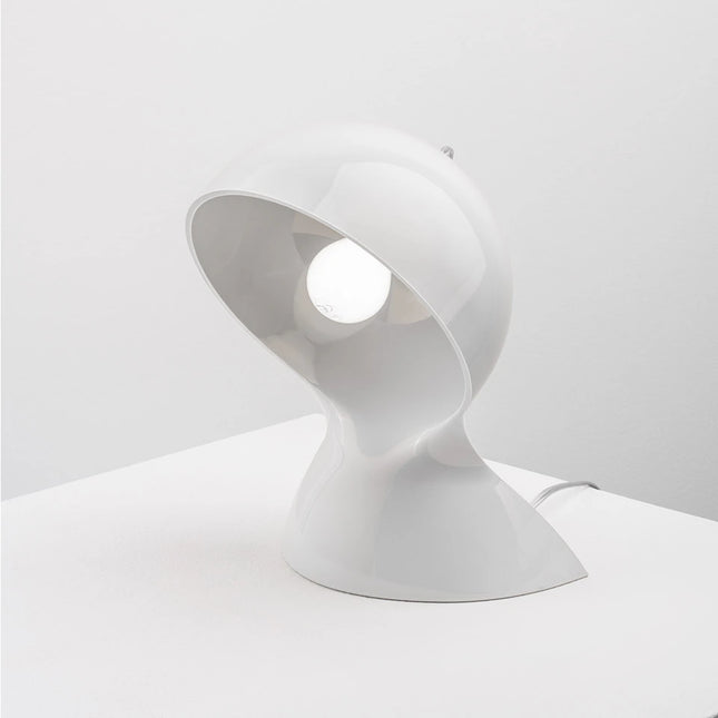 Lampe à poser Dalù d’Artemide, coque blanche en polycarbonate et ampoule visible, vue de trois quarts