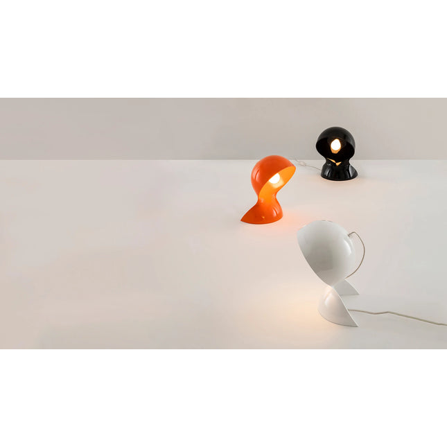 Trois lampes Dalù d’Artemide allumées, orange, noire et blanche