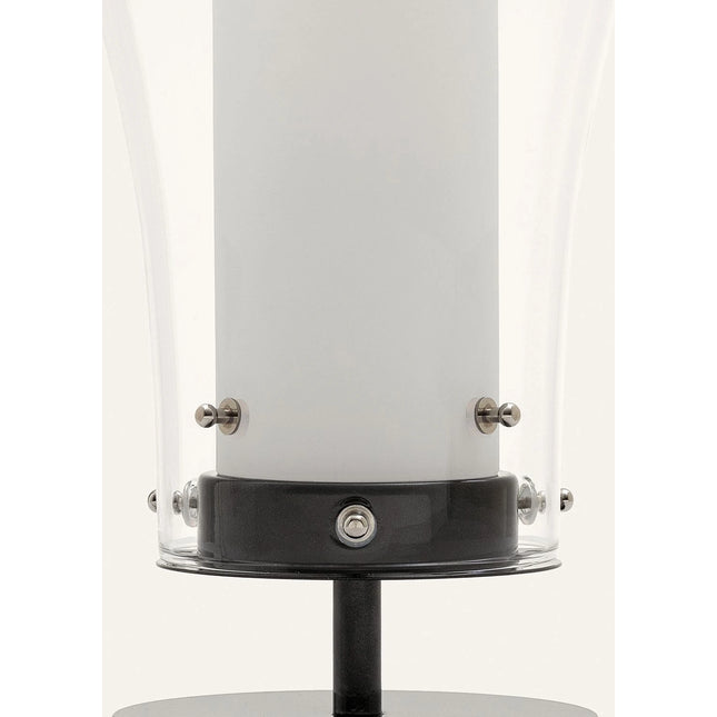 Détail de la lampe de table Metafisica Small de Produzione Privata : base noire, bague et cylindre en verre satiné sous la bulle en verre transparent