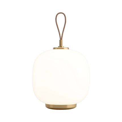 Lampe portable VL 45 Radiohus allumée, verre opale blanc et laiton, sur fond blanc