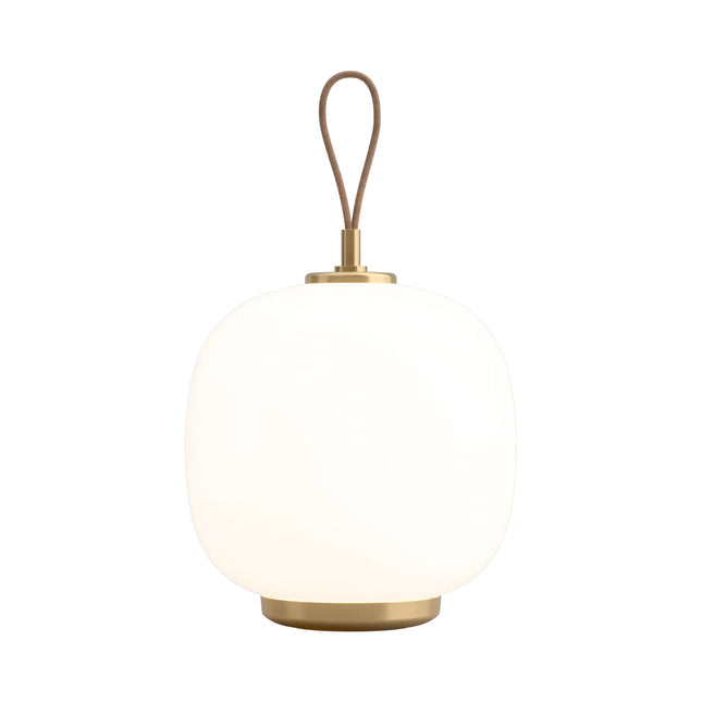 Lampe portable VL 45 Radiohus allumée, verre opale blanc et laiton, sur fond blanc