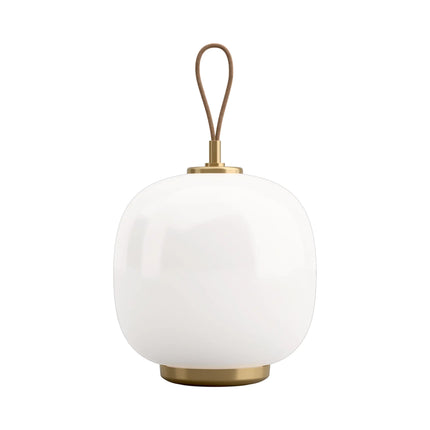 Lampe portable VL 45 Radiohus de Louis Poulsen, globe en verre opale blanc, monture laiton et sangle en cuir, éteinte, sur fond blanc