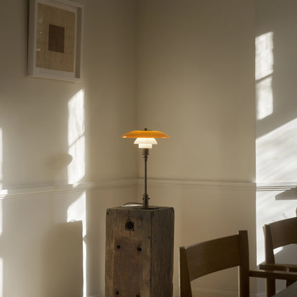 PH 3/2 Centenary Edition allumée dans un intérieur — Louis Poulsen