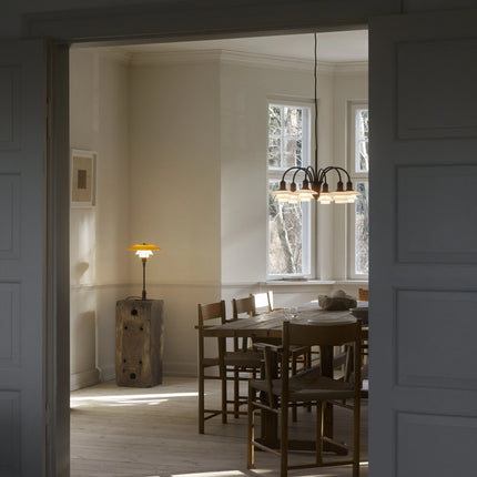 PH 3/2 Centenary Edition sous un lustre PH, allumés — Louis Poulsen